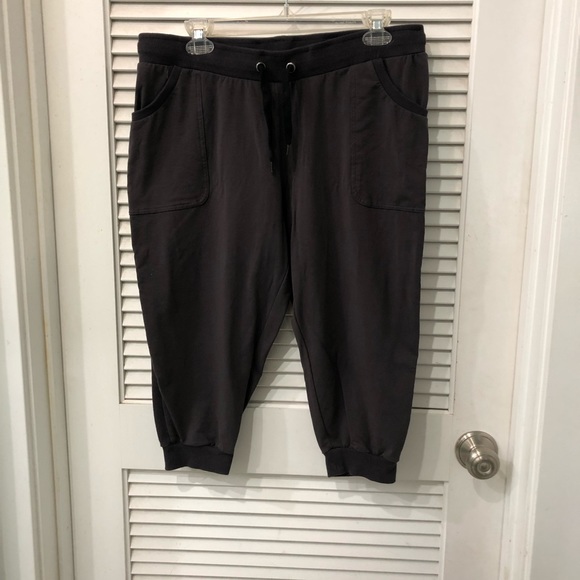 JOGGER CAPRIS with Stretch Waist. Stretchy Jogger Cuffs for ease and comfort! - Picture 3 of 6